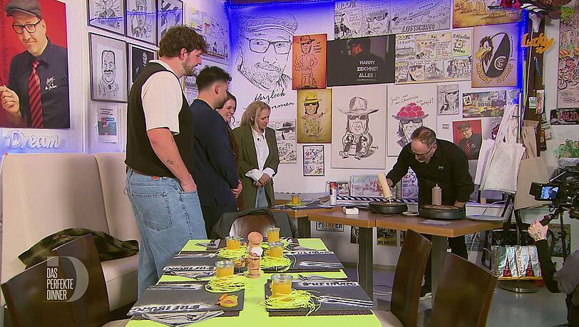 Harry zeichnet Comicfiguren-Pfannkuchen live vor den Augen seiner Gäste. Harry zeichnet Comicfiguren-Pfannkuchen live vor den Augen seiner Gäste.