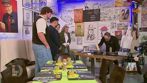 Harry zeichnet Comicfiguren-Pfannkuchen live vor den Augen seiner G&auml;ste.