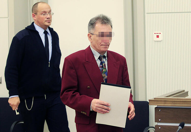 Ihm wird hundertfacher sexueller Missbrauch vorgeworfen: Detlef S. erscheint im Gericht.
