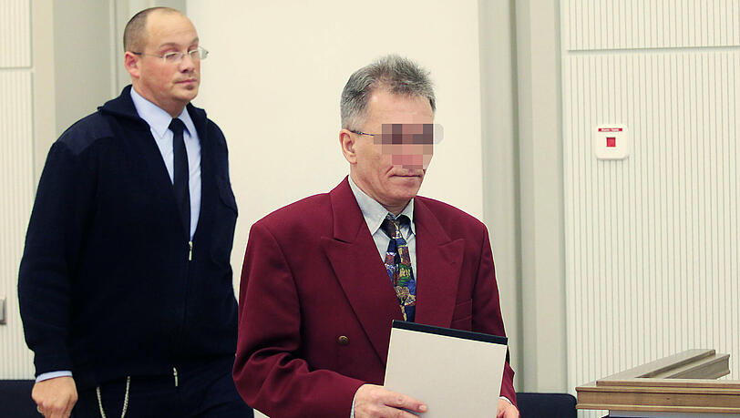 Ihm wird hundertfacher sexueller Missbrauch vorgeworfen: Detlef S. erscheint im Gericht. Ihm wird hundertfacher sexueller Missbrauch vorgeworfen: Detlef S. erscheint im Gericht.