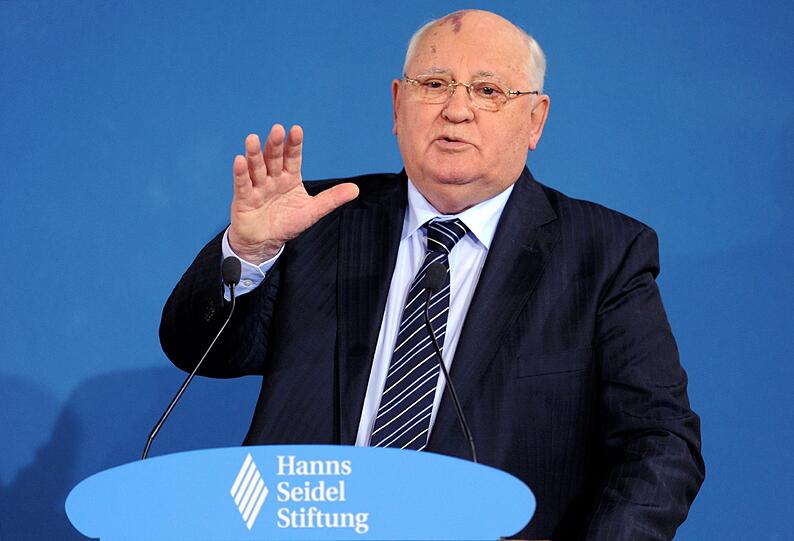 Die Hanns-Seidel-Stiftung reiht sich mit der Ehrung in die lange Liste von Institutionen ein, die Gorbatschow Preise verliehen haben. Höchste Auszeichnung war der Friedensnobelpreis im Jahr 1990.