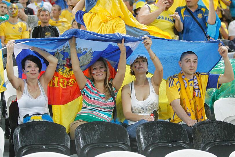 Ein heftiges Gewitter hat zu einer Unterbrechung der EM-Partie zwischen der Ukraine und Frankreich geführt. Die Bilder.