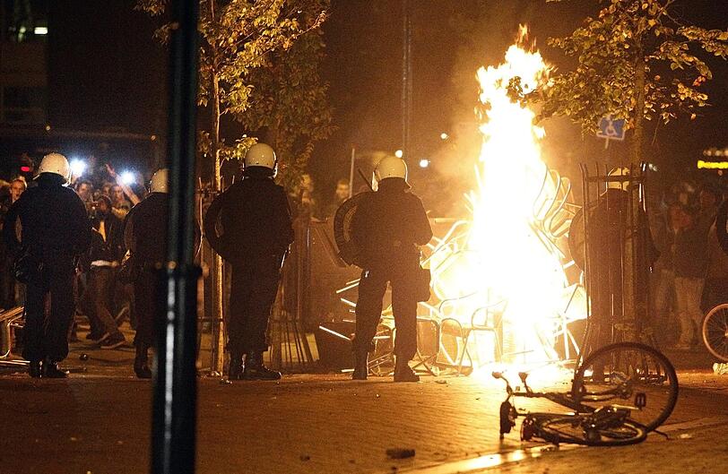 Brandsätze, Prügel, Blut: In der niederländischen Stadt Haren geriet eine Facebook-Party vollkommen außer Kontrolle.