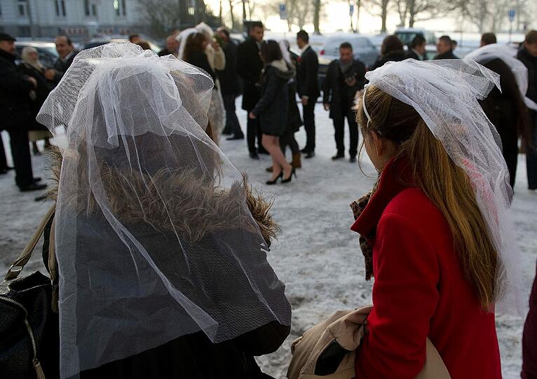Brautjungfern erwarten am 12.12.2012 in Hamburg vor dem Standesamt ein Hochzeitspaar.