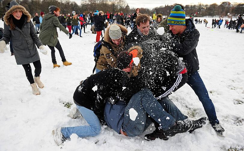 Wenn die Schneebälle fliegen: LMU vs TU im Englischen Garten.