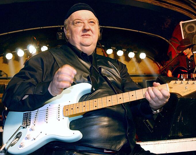 Dieter Pfaff spielt am 19.03.2002 während der Dreharbeiten zum ARD-Film "Die Patienten" in Köln auf einer E-Gitarre