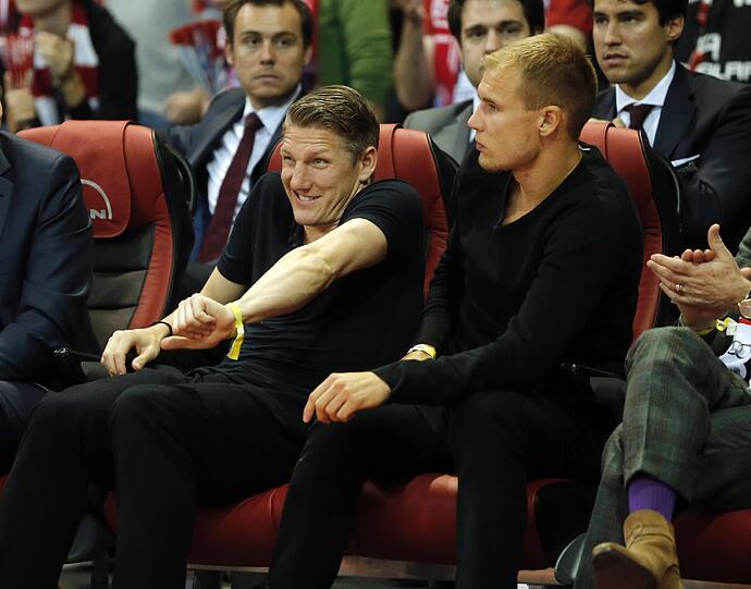 Bastian Schweinsteiger und Holger Badstuber bei den Basketball-Kollegen vom FC Bayern zu Besuch