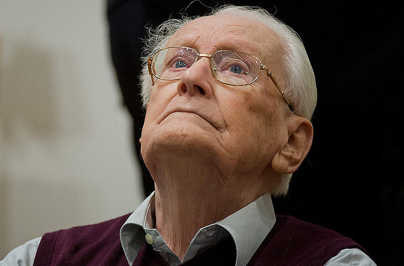 Dem heute 94-jährigen Angeklagten Oskar Gröning wird Beihilfe zum Mord in mindestens 300 000 Fällen vorgeworfen.