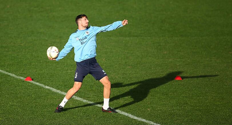 Aufgepasst, Milos Degenek! Im Spiel wäre das ein falscher Einwurf.