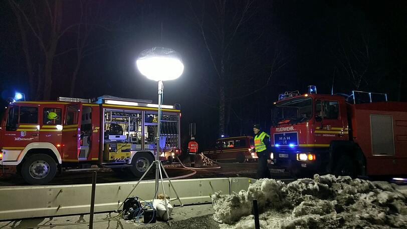 Am frühen Sonntagmorgen brannte ein Reisebus am Grenzübergang Walserberg komplett aus. Die Bilder vom Einsatz.