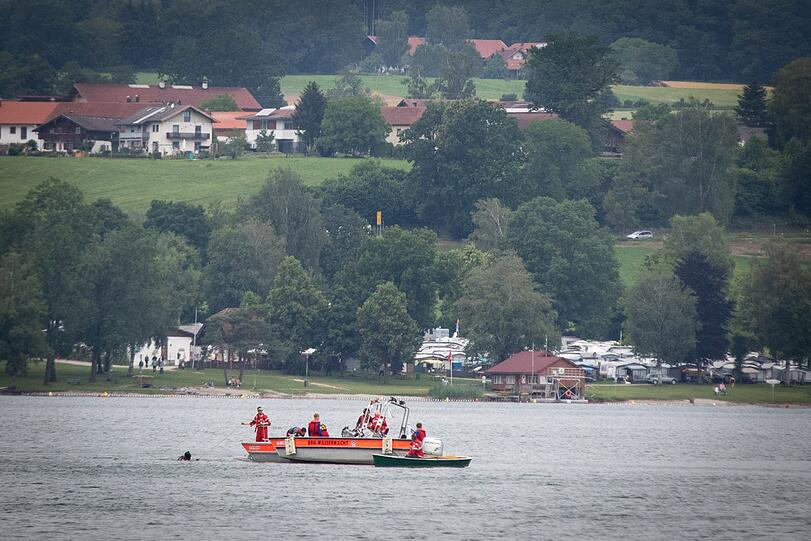 Zahlreiche Wasserwachten sowie Feuerwehr und Notarzt waren im Einsatz, um den gekenterten Angler aus dem Tachinger See zu bergen.