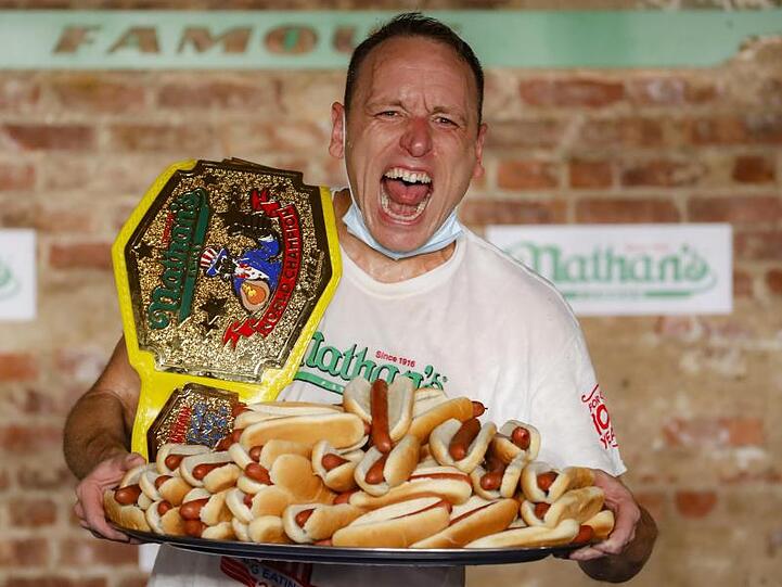Serien-Champion Joey Chestnut freut sich über seinen neuen Rekord im Hotdog-Wettessen.