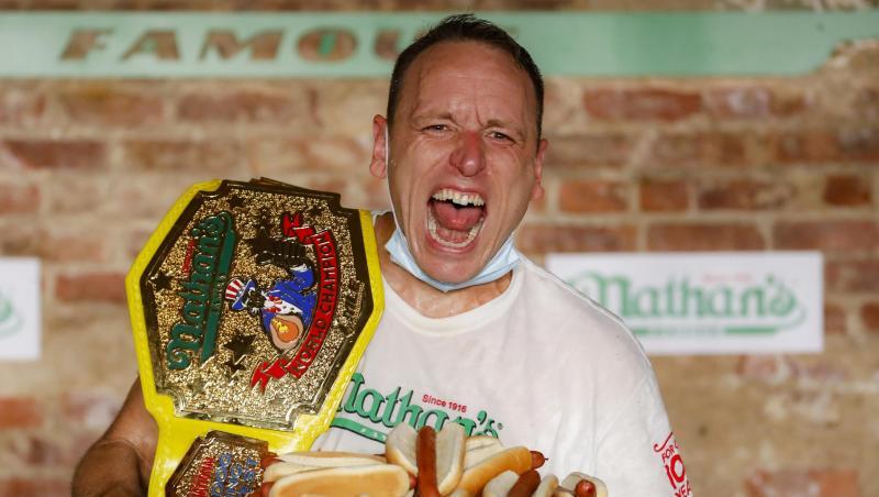 Serien-Champion Joey Chestnut freut sich über seinen neuen Rekord im Hotdog-Wettessen. Serien-Champion Joey Chestnut freut sich über seinen neuen Rekord im Hotdog-Wettessen.