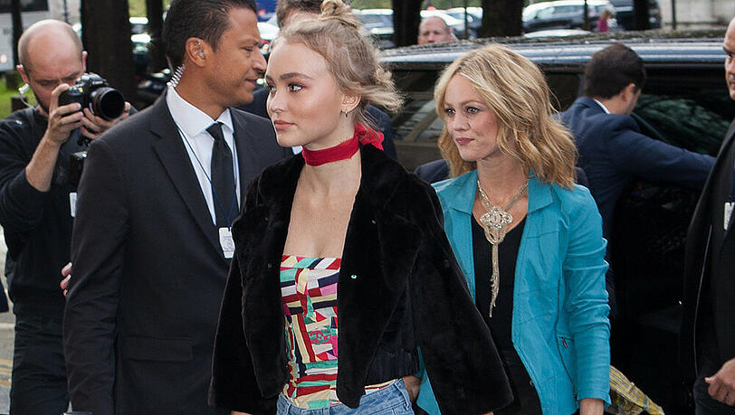 Lily-Rose Depp (vorne) und ihre Mutter Vanessa Paradis auf dem Weg zur Fashionshow Lily-Rose Depp (vorne) und ihre Mutter Vanessa Paradis auf dem Weg zur Fashionshow