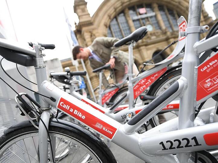 "Call a Bike"-Leihfahrräder am Hauptbahnhof in Frankfurt am Main.