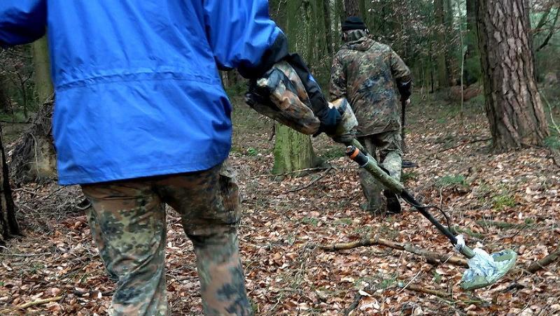 Zwei Männer gehen mit Metallsuchgeräten an einer Stelle durch einen Wald, an dem Überreste eines abgestürzten Kampfflugzeugs aus dem Zweiten Weltkrieg gefunden worden waren. Foto: Alexander Auer/dpa Zwei Männer gehen mit Metallsuchgeräten an einer Stelle durch einen Wald, an dem Überreste eines abgestürzten Kampfflugzeugs aus dem Zweiten Weltkrieg gefunden worden waren. Foto: Alexander Auer/dpa