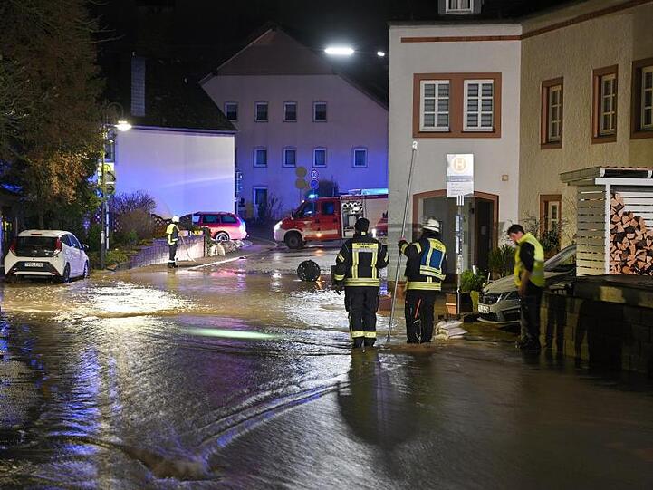 Mitglieder der Freiwilligen Feuerwehr sind im Einsatz.