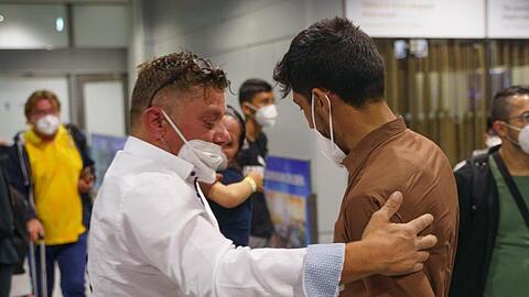 Von Kabul nach Frankfurt: Ein Mann wird auf dem Flughafen von seinem Schwiegervater begrüßt.