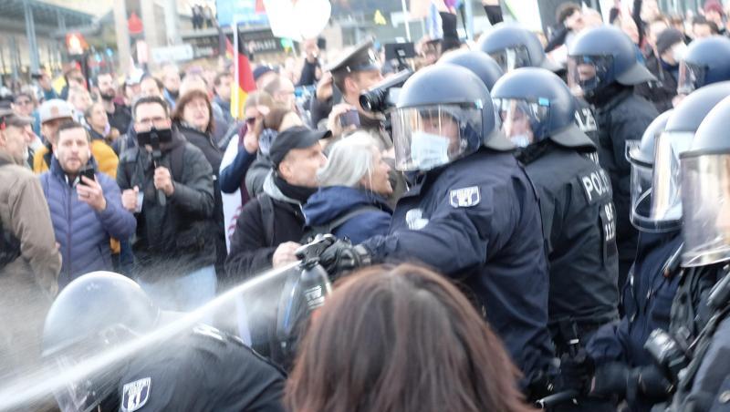 Ein Polizist setzt Pfefferspray gegen Teilnehmer einer Kundgebung von Kritikern der Coronamaßnahmen ein - hier Anfang November in Leipzig.