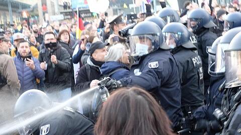 Ein Polizist setzt Pfefferspray gegen Teilnehmer einer Kundgebung von Kritikern der Coronamaßnahmen ein - hier Anfang November in Leipzig.