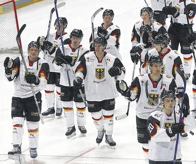 Jubel über das 3:0 im Test gegen Kanada: Trotzdem hat Vizepräsident Erich Kühnhackl ein Imageproblem im deutschen Eishockey ausgemacht. Foto: Bongarts/Getty Images