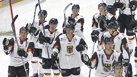 Jubel über das 3:0 im Test gegen Kanada: Trotzdem hat Vizepräsident Erich Kühnhackl ein Imageproblem im deutschen Eishockey ausgemacht. Foto: Bongarts/Getty Images
