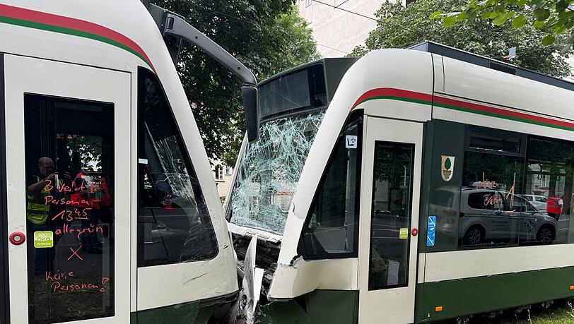 Die Ursache für die Kollision der Trambahnen in Augsburg blieb zunächst unklar.