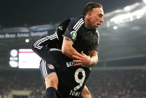 Tragende Rolle: Luca Toni hebt Franck Ribéry in die Höhe, so soll es auch am Sonntag im Heimspiel gegen Dortmund wieder sein,