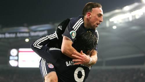 Tragende Rolle: Luca Toni hebt Franck Ribéry in die Höhe, so soll es auch am Sonntag im Heimspiel gegen Dortmund wieder sein,