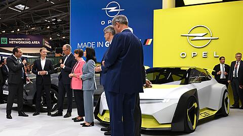 Aus Sicht von Stellantis-Chef Antonio Filosa und VW-Chef Oliver Blume steht die europ&auml;ische Automobilindustrie am Beginn einer "neuen &Auml;ra geopolitischen Wettbewerbs". (Archivbild)