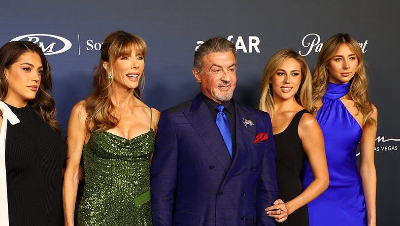 Sistine, Jennifer Flavin Stallone, Sylvester Stallone, Sophia und Scarlet (v.l.n.r.) bei einer Gala im November 2024. Sistine, Jennifer Flavin Stallone, Sylvester Stallone, Sophia und Scarlet (v.l.n.r.) bei einer Gala im November 2024.