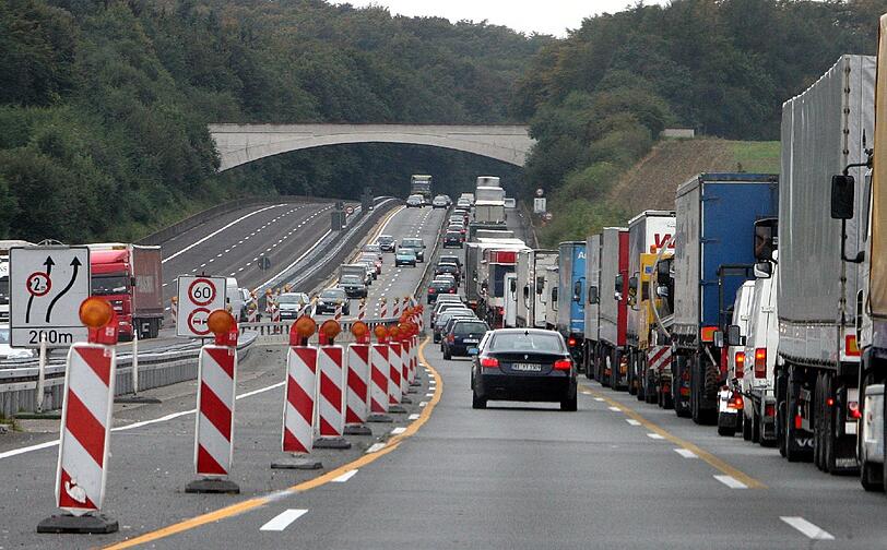 Jetzt wird's eng: Haben Autofahrer in Baustellen das Gefühl, dass die linke Fahrspur zu schmal für ihren Wagen ist, sollten sie nichts riskieren und sich möglichst bald ganz rechts einordnen.