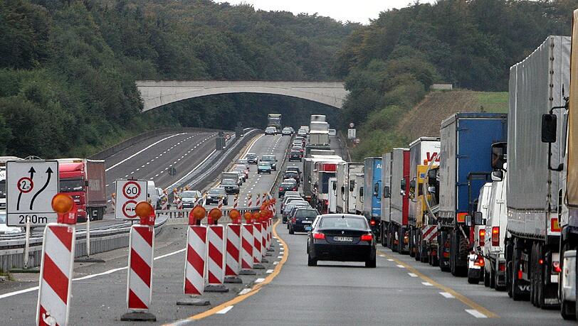 Jetzt wird's eng: Haben Autofahrer in Baustellen das Gefühl, dass die linke Fahrspur zu schmal für ihren Wagen ist, sollten sie nichts riskieren und sich möglichst bald ganz rechts einordnen. Jetzt wird's eng: Haben Autofahrer in Baustellen das Gefühl, dass die linke Fahrspur zu schmal für ihren Wagen ist, sollten sie nichts riskieren und sich möglichst bald ganz rechts einordnen.