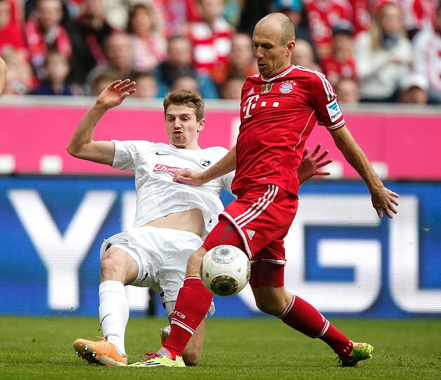 ARJEN ROBBEN - NOTE 3 - Sehr ehrgeizig, eher unglücklich. Tauchte mal rechts, mal zentral auf. Am Ende aber ohne Torbeteiligung.
