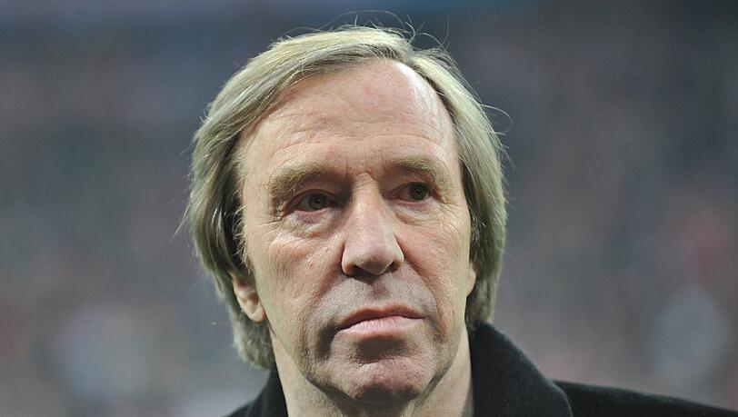 Günter Netzer will Uli Hoeneß in der JVA Landsberg besuchen. Günter Netzer will Uli Hoeneß in der JVA Landsberg besuchen.