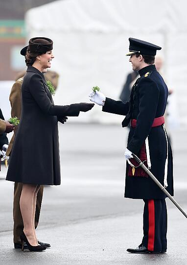 Herzogin Kate überreicht den Soldaten des Regiments Irish Guards am St. Patrick's Day  Sträußchen aus Kleeblättern