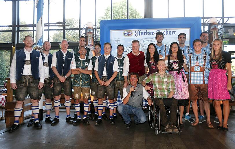 Neben den Löwen (li.) waren auch die Eishockeyspieler vom EHC (Dominik Kahun , Toni Söderholm, Danny aus den Birken und Steve Pinizzotto), die Volleyballer vom TSV Herrsching (Julius Höfer, Patrick Steuerwald, Michael Wehl und Daniel Malescha) und das Team Monaco Funding (Kristin und Kathrin Standhardinger, Sandra Ittlinger (Beachvolleyball) und Georg Kreiter (Monoski)) dabei.