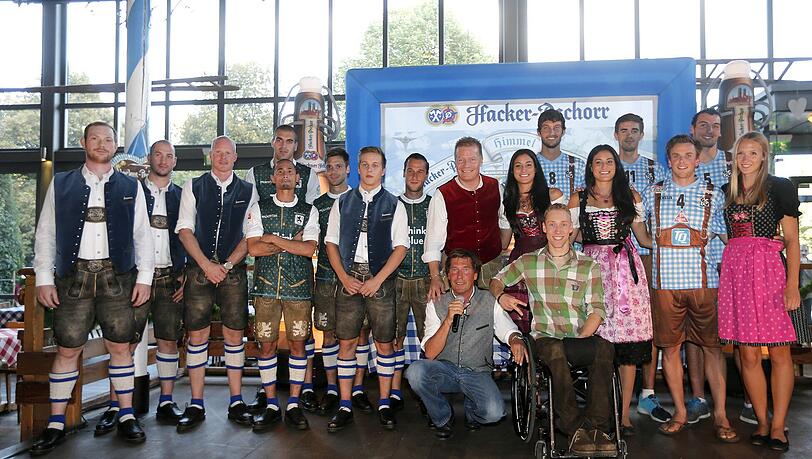 Neben den Löwen (li.) waren auch die Eishockeyspieler vom EHC (Dominik Kahun , Toni Söderholm, Danny aus den Birken und Steve Pinizzotto), die Volleyballer vom TSV Herrsching (Julius Höfer, Patrick Steuerwald, Michael Wehl und Daniel Malescha) und das Team Monaco Funding (Kristin und Kathrin Standhardinger, Sandra Ittlinger (Beachvolleyball) und Georg Kreiter (Monoski)) dabei. Neben den Löwen (li.) waren auch die Eishockeyspieler vom EHC (Dominik Kahun , Toni Söderholm, Danny aus den Birken und Steve Pinizzotto), die Volleyballer vom TSV Herrsching (Julius Höfer, Patrick Steuerwald, Michael Wehl und Daniel Malescha) und das Team Monaco Funding (Kristin und Kathrin Standhardinger, Sandra Ittlinger (Beachvolleyball) und Georg Kreiter (Monoski)) dabei.