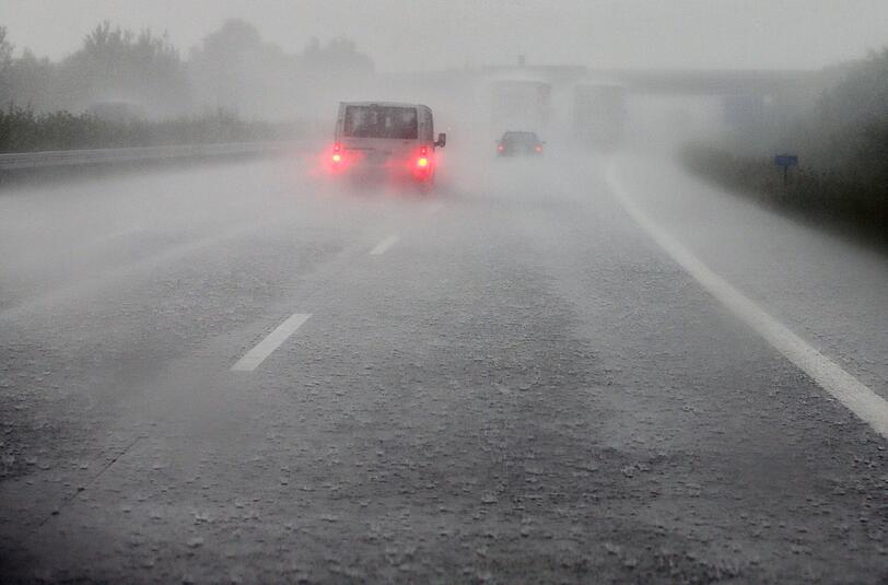 Nach einem heftigen Platzregen auf der A8 bei Sulzemoos kam es zu eine Massenkarambolage. (Symbolbild).