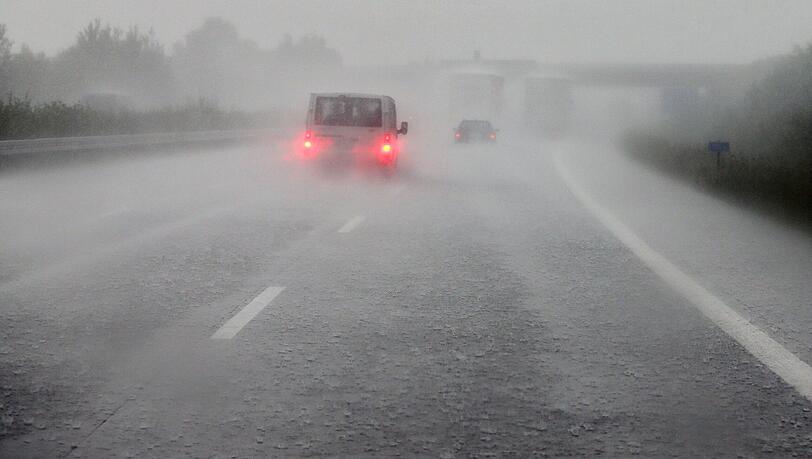 Nach einem heftigen Platzregen auf der A8 bei Sulzemoos kam es zu eine Massenkarambolage. (Symbolbild). Nach einem heftigen Platzregen auf der A8 bei Sulzemoos kam es zu eine Massenkarambolage. (Symbolbild).