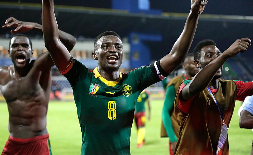Kameruns Spieler Benjamin Moukandjo (M) jubelt mit Mannschaftskameraden über den Sieg seines Teams im Halbfinal-Spiel des Afrika-Cups Kamerun - Ghana.