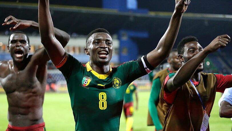 Kameruns Spieler Benjamin Moukandjo (M) jubelt mit Mannschaftskameraden über den Sieg seines Teams im Halbfinal-Spiel des Afrika-Cups Kamerun - Ghana.