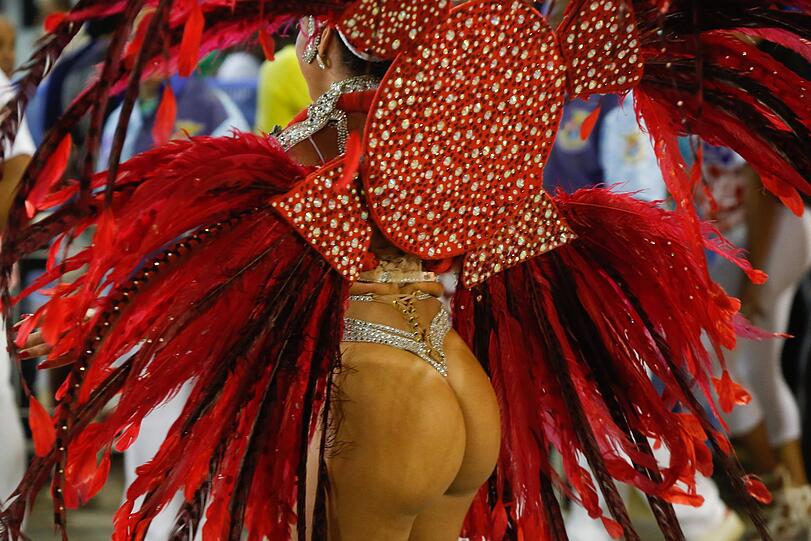 Athletische Tänzer, heiße Rhythmen und kunstvolle Kostüme - die Bilder vom Karneval aus dem Sambadrom in Rio de Janeiro.