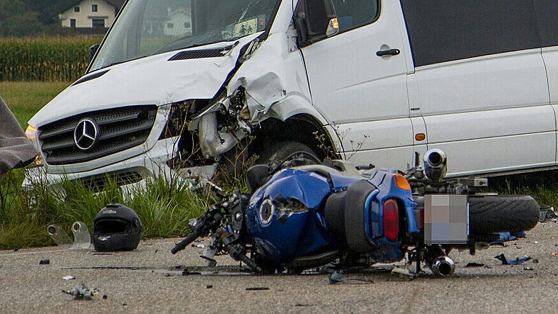 Ersthelfer alarmierten die Feuerwehr und den Rettungsdienst. Trotz intensiver Behandlung durch das BRK verstarb der Motorradfahrer noch an der Unfallstelle.