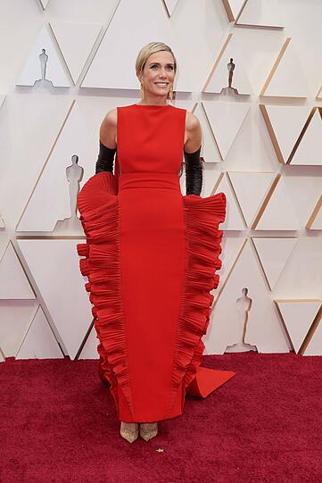 Flop: Ein Hummer, ein Stück Lasagne oder sogar eine....nein, das zitieren wir lieber nicht. Kristen Wiig erntete für ihr Faltenkleid jede Menge Spott in den Sozialen Medien.