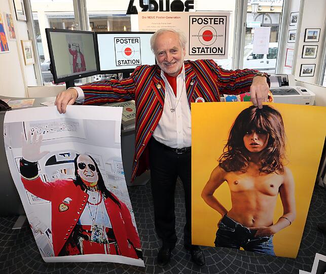 Wolfgang Roucka, Posterkönig von Schwabing, startet "die neue Postergeneration". Bei ihm kann man jetzt seinen persönlichen Schnappschuss direkt vom Handy oder der Kamera auf die Posterstation übersenden und gestalten. Rechts ein solches Handyposter vom Willy Michl, links eins der alten Generation mit Uschi Obermaier.