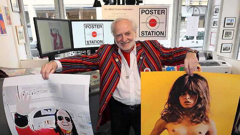 Wolfgang Roucka, Posterkönig von Schwabing, startet "die neue Postergeneration". Bei ihm kann man jetzt seinen persönlichen Schnappschuss direkt vom Handy oder der Kamera auf die Posterstation übersenden und gestalten. Rechts ein solches Handyposter vom Willy Michl, links eins der alten Generation mit Uschi Obermaier. Wolfgang Roucka, Posterkönig von Schwabing, startet "die neue Postergeneration". Bei ihm kann man jetzt seinen persönlichen Schnappschuss direkt vom Handy oder der Kamera auf die Posterstation übersenden und gestalten. Rechts ein solches Handyposter vom Willy Michl, links eins der alten Generation mit Uschi Obermaier.