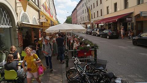 Keine Parkplätze mehr, dafür gibt es Eis im eingerahmten Schanigarten vor diesem Café in der Reichenbachstraße.