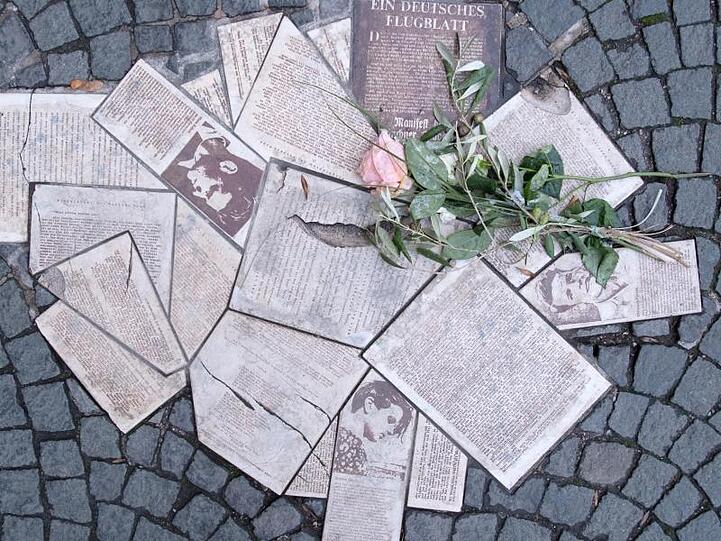 Auf dem Geschwister-Scholl-Platz sind Flugblätter der Widerstandsgruppe "Weiße Rose" als Denkmal in den Boden eingelassen. Foto: Sven Hoppe
