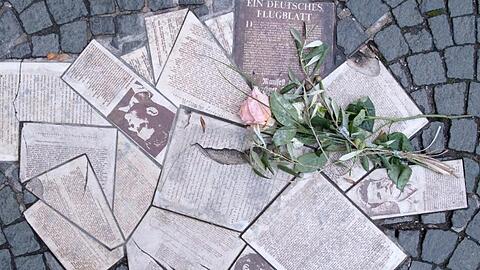 Auf dem Geschwister-Scholl-Platz sind Flugblätter der Widerstandsgruppe "Weiße Rose" als Denkmal in den Boden eingelassen. Foto: Sven Hoppe